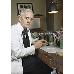 Alexander Fleming (Lochfield, 6 de agosto de 1881 — Londres, 11 de março de 1955) foi um biólogo, botânico, médico, microbiólogo e farmacologista britânico. Autor de diversos trabalhos sobre bacteriologia, imunologia e quimioterapia, notabilizou-se como o descobridor da proteína antimicrobiana lisozima, em 1923, e da penicilina, obtida a partir do fungo Penicillium notatum, em 1928, pela qual foi laureado Nobel de Fisiologia ou Medicina em 1945, juntamente com Howard Florey e Ernst Boris Chain.