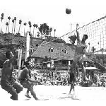 O voleibol de praia é uma variante do voleibol que se joga na areia, e é também conhecido como beach volley. Foi criado no início da década de 1920 na Califórnia, Estados Unidos, mas só se tornou popular nos anos 60 e 70. O primeiro torneio internacional de vôlei de praia aconteceu em 1987, na cidade de Ipanema, Rio de Janeiro.O vôlei de praia é jogado por duplas em uma quadra de areia menor do que a quadra de voleibol de quadra, e a altura da rede é menor. As regras são as mesmas do voleibol de quadra, mas os jogadores têm que lidar com condições climáticas e superfície instáveis.O vôlei de praia é um esporte olímpico desde os Jogos Olímpicos de Atlanta, em 1996. É um esporte popular em muitos países, especialmente no Brasil, que é uma potência mundial na modalidade, com diversas conquistas e jogadores renomados. Há também vários circuitos de vôlei de praia ao redor do mundo, como o Circuito Mundial de Vôlei de Praia da FIVB e o AVP Tour nos Estados Unidos.