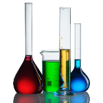 O calor específico é uma grandeza física intensiva que descreve a variação térmica de uma substância quando recebe uma quantidade de calor. Também conhecido como capacidade térmica mássica, é medido em unidades como J/(kg.K) ou cal/(g °C). O cálculo do calor específico é feito pela fórmula c = Q/m. ΔT ou c = C/m. Além disso, o calor específico molar, também chamado de capacidade calorífica molar, é calculado pela relação entre a capacidade térmica e o número de mols presentes. O calor latente, por sua vez, é a quantidade de calor recebida ou cedida por um corpo, onde sua temperatura permanece a mesma, enquanto seu estado físico se modifica. Esta grandeza é aferida pelo cálculo C = Q/ΔT.