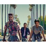 Dope: Um Deslize Perigoso (2015), Malcolm Adecombi (Shameik Moore) é um nerd que vive em um bairro violento em Los Angeles, sonha em entrar para uma das melhores universidades do país e se desdobra entre provas finais, admissões acadêmicas, audições de clássicos do hip-hop e ensaios de sua banda de rock. Certa noite Malcolm aceita o convite para uma festa em um bairro problemático, após uma confusão ele acaba se envolvendo com um tráfico de drogas, volta para casa com a mochila cheia de drogas, o que o leva a arriscar novas maneiras de se dar bem. Agora, Malcolm precisa lutar para escapar de uma vida de crime e ainda conseguir entrar para a faculdade, ao mesmo tempo em que é perseguido pela gangue local.