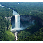 A Guiana é um país localizado na costa norte da América do Sul, limitando-se com o Suriname, Brasil e Venezuela. O país é conhecido por suas vastas florestas tropicais, rios e cachoeiras impressionantes, bem como sua rica cultura e história. As principais atrações turísticas da Guiana incluem o Parque Nacional de Kaieteur, um dos maiores saltos de cachoeira do mundo, com uma queda de 226 metros. O Parque Nacional de Iwokrama também é uma atração popular para turismo ecológico, oferecendo passeios de barco, caminhadas e observação de aves. Além disso, a capital da Guiana, Georgetown, é uma cidade vibrante com muita história e cultura para explorar. Embora a Guiana ainda seja um destino turístico menos desenvolvido, sua riqueza cultural e belezas naturais estão atraindo cada vez mais visitantes interessados em uma experiência autêntica e fora do comum.