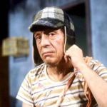 Sua primeira exibição foi em 20 de junho de 71, como uma esquete do programa Chespirito. O programa era transmitido inicialmente pelo Canal 8, mas em 75, mudou para a Televisa. O nome original do programa é “El Chavo del Ocho”, que traduzindo é algo como “O Garoto do Oito”. No Brasil, Chavo acabou virando Chaves. O criador da série, Roberto Gomes Bolaños, tem o apelido de Chespirito, que quer dizer “pequeno Shakespeare”. O personagem Chaves tem oito anos, mas quando começou a interpretá-lo, Bolaños tinha 42, e o representou até os 63.