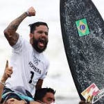 Ítalo Ferreira é um surfista brasileiro, nascido em 6 de junho de 1994, em Baía Formosa, no Rio Grande do Norte. Ele faz parte da elite do surf mundial e disputa a World Surf League (WSL) desde 2015. Seu primeiro título veio em 2019. O gigantesco talento foi demonstrado desde a sua primeira temporada na WSL. O surfista potiguar recebeu o prêmio de melhor novato em 2015 ao encerrar o ano em 7º lugar no ranking. Em 2019, Italo, enfim, se juntou à lista de campeões mundiais.