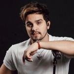 O que ele mais gosta de comer antes de subir ao palco é marshmallow. Seus atores preferidos são Wagner Moura e Camila Pitanga. Sua frase é:Frase: “Tentar algo e fracassar é, pelo menos, aprender. Não fazer a tentativa é sofrer a inestimável perda do que poderia ter sido.” (Geraldo Eustáquio). A comida preferida: Bife acebolado; A fruta predileta:  é melancia. A cor preferida dele é vermelho. Mania: passar a mão no cabelo. O animal de estimação do “Gurizinho” é um cachorro. Luan revelou em uma entrevista que a primeira coisa que ele olha em uma mulher são os cabelos.Ele não tem preferência de loira ou morena, os cabelos estando cuidados é o que importa. O Luan é do signo de Peixes.  Sim, Luan Santana tem sua própria grife. A Cantora Favorita de Luan é Ivete Sangalo! Tanto que fizeram um dueto na música Química do Amor! 