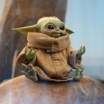 O Ser encontrado pelo mandaloriano, na Serie The Mandalorion é da mesa raça do icónico Mestre Yoda e acaba conquistando não só o protagonista da serie, mas todo o publico. Ele ganha o nome dado pelo os fãs da serie, de “Baby Yoda”, sendo que seu nome verdadeiro na serie depois revelado como Grogru. Foi a Personagem Aksoka que revelou seu nome e sua história no capitulo 13 da segunda temporada