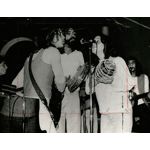 O Grupo Novos Baianos foi um grupo de música brasileira formado em 1965 por Moraes Moreira, Luiz Galvão, Paulinho Boca de Cantor, Pepeu Gomes, Baby Consuelo e Roberto Pittigliani. O grupo foi fundado com o objetivo de juntar a música brasileira tradicional com o novo ritmo de pop rock, criando um som único e inovador. O grupo foi um dos precursores da Tropicália, movimento artístico que misturava elementos da cultura brasileira tradicional com elementos do rock, e foi também pioneiro na recriação de ritmos regionais brasileiros, como o samba, o baião e o forró. O grupo lançou quatro álbuns: "O Som É Instrumental" (1967), "Acabou Chorare" (1972), "Novos Baianos F.C." (1973) e "Brasil Pandeiro" (1975). Após o término do grupo em 1976, os integrantes seguiram carreiras solo, mas o legado deles continua vivo até hoje.