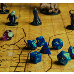 O RPG é um gênero de jogo que surgiu nos anos 70 com o lançamento do "Dungeons & Dragons". Esse jogo inovador permitiu que os jogadores criassem seus próprios personagens e explorassem um mundo imaginário criado pelo Mestre do Jogo. O sucesso do "Dungeons & Dragons" inspirou a criação de muitos outros jogos de RPG, tanto de mesa quanto eletrônicos. O RPG continua a ser popular até hoje e influenciou a cultura pop e a literatura fantástica.