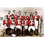 Sport Lisboa e Benfica é um dos clubes de futebol mais populares e bem-sucedidos de Portugal, fundado em 1904 por um grupo de estudantes. Em 1908, o clube se fundiu com o Sport Clube de Benfica para se tornar o Sport Lisboa e Benfica. Com a contratação do lendário treinador húngaro Bela Guttmann em 1930, o Benfica começou a se estabelecer como um grande clube e conquistou vários títulos nacionais e internacionais, incluindo cinco Taças dos Clubes Campeões Europeus. O Benfica tem uma base de fãs apaixonada e uma rivalidade histórica com o Sporting Clube de Portugal e o FC Porto.