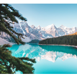 O Banff National Park é um parque nacional na província de Alberta, Canadá, conhecido por sua beleza natural com montanhas, lagos cristalinos, cachoeiras e florestas, além de uma grande variedade de animais. É um destino popular para atividades ao ar livre, como caminhadas, escalada, esqui e canoagem. O parque oferece diversas opções de acomodações e é um destino turístico imperdível no Canadá.