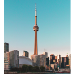 A CN Tower é uma torre de comunicações localizada no centro da cidade de Toronto, no Canadá. Construída em 1976, ela é um dos principais pontos turísticos da cidade, com altura de 553 metros, e já foi considerada a estrutura mais alta do mundo. A torre é utilizada para transmissão de rádio e televisão, além de oferecer diversas atrações para os visitantes, como um observatório com vista panorâmica de Toronto, um restaurante giratório e uma plataforma de vidro, onde os visitantes podem caminhar sobre um piso de vidro a 342 metros de altura. A CN Tower é um marco da cidade de Toronto e um ponto obrigatório de visitação para turistas de todo o mundo.