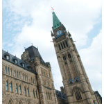 O Parliament Hill é um complexo de edifícios localizado em Ottawa, a capital do Canadá, onde estão situadas as instituições governamentais do país. O complexo é composto pelo prédio do Parlamento, que é um ícone da arquitetura gótica do século XIX, pela Biblioteca do Parlamento, pelo edifício do Centro de Visitantes e por outros prédios administrativos. O Parliament Hill é um importante ponto turístico em Ottawa, atraindo milhares de visitantes todos os anos. Os visitantes podem participar de visitas guiadas pelo prédio do Parlamento, conhecer as coleções da Biblioteca do Parlamento e assistir a eventos públicos, como a Troca da Guarda, que ocorre diariamente durante o verão. A vista do Parliament Hill também é impressionante, oferecendo uma visão panorâmica do Rio Ottawa e dos arredores da cidade.