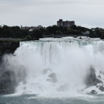 As Cataratas do Niágara são um grupo de cachoeiras localizadas no rio Niágara, na fronteira entre a província de Ontário, no Canadá, e o estado de Nova York, nos Estados Unidos. As cataratas consistem em três quedas d