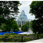 A National Gallery of Canada é um museu de arte localizado em Ottawa, no Canadá, e é considerado um dos principais museus de arte do país. A galeria foi fundada em 1880 e hoje abriga uma vasta coleção de arte canadense e internacional, com mais de 80.000 obras em sua coleção permanente. O acervo inclui pinturas, esculturas, fotografias, artes decorativas e obras de arte indígenas. Entre os destaques da coleção estão obras de artistas renomados, como Monet, Van Gogh, Warhol, Kandinsky e Picasso. Além disso, o museu também apresenta exposições temporárias de arte contemporânea e realiza diversos programas educativos e eventos públicos ao longo do ano.