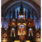 A Basílica-Catedral Notre-Dame de Québec é uma igreja histórica localizada na cidade de Quebec, no Canadá. Construída no século XVII, a catedral é uma das igrejas mais antigas da América do Norte e foi declarada Patrimônio Mundial da UNESCO em 1985. A catedral é conhecida por sua arquitetura imponente e rica história, sendo o local onde vários líderes da Igreja Católica foram consagrados. A Basílica-Catedral também é famosa por sua bela arte sacra e vitrais coloridos que adornam as paredes da igreja. É um importante local de peregrinação e turismo religioso no Canadá, atraindo visitantes de todo o mundo.