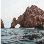 O Arco de Cabo San Lucas, também conhecido como El Arco, é uma formação rochosa natural na ponta sul da península da Baixa Califórnia, no México. O arco é feito de granito e tem cerca de 60 metros de altura. É um dos principais pontos turísticos de Cabo San Lucas, conhecido por sua beleza natural e vida marinha rica. Os visitantes podem chegar ao arco de barco a partir da praia de El Medano e desfrutar das vistas panorâmicas e da vida marinha local, incluindo peixes tropicais, golfinhos e leões-marinhos. O pôr do sol sobre o arco é uma atração popular.