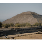 As Pirâmides de Teotihuacán são um complexo arqueológico situado próximo à Cidade do México, no México, que inclui diversas pirâmides, como a Pirâmide do Sol e a Pirâmide da Lua. Teotihuacán é considerada uma das maiores e mais importantes cidades da Mesoamérica, com a Pirâmide do Sol sendo uma das maiores do mundo. É um importante Patrimônio Mundial da UNESCO e uma das principais atrações turísticas do México, oferecendo vistas panorâmicas e exploração dos sítios arqueológicos, museus e apresentações culturais.