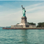 A Estátua da Liberdade é um monumento localizado em Nova York, nos Estados Unidos, que representa a liberdade e a independência. Foi um presente da França em 1886 em comemoração ao centenário da Declaração de Independência dos Estados Unidos. É feita de cobre e tem uma altura de 93 metros, incluindo o pedestal. É uma atração turística popular e símbolo de liberdade, democracia e esperança.