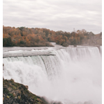 As Cataratas do Niágara são três cachoeiras localizadas na fronteira entre os Estados Unidos e o Canadá. As cachoeiras são formadas pelo rio Niágara e são uma atração turística icônica, atraindo milhões de visitantes a cada ano. As Cataratas Horseshoe são as maiores e mais impressionantes das três cachoeiras, mas todas elas oferecem vistas espetaculares. Há muitas atividades para os visitantes, incluindo passeios de barco, caminhadas e passeios panorâmicos, e a cidade de Niagara Falls nas proximidades oferece uma variedade de restaurantes, hotéis, lojas e outras atrações turísticas. As Cataratas do Niágara são consideradas uma das maravilhas naturais mais conhecidas do mundo.